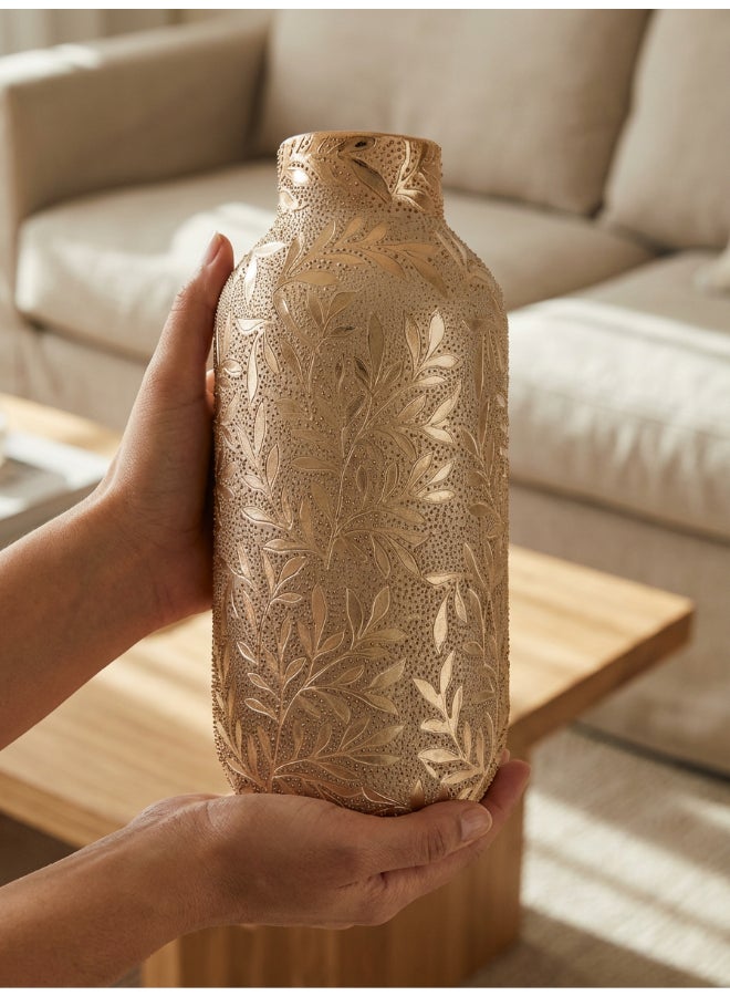 ايست من نون مزهرية سيراميكية لترتيب الزهور الزخرفية، ارتفاع 29 سم | لون وردي ذهبي | تصميم فلورا إيتش | الحجم - 13.5x13.5x29 سم | مثالية لتزيين غرفة المعيشة، مثالية لتزيين طاولة القهوة، طاولة الطعام، طاولة الكونسول أو أي مساحة مكتبية أو معيشية - Image 4